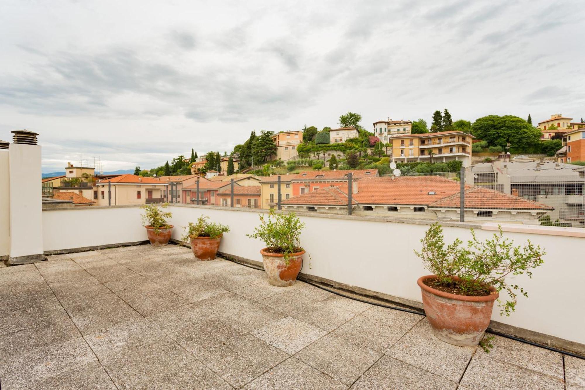 Apartament Amazing Flat With Big Terrace And Private Car Park Werona Zewnętrze zdjęcie